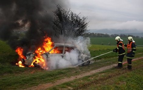 V autě našli hasiči ohořelé lidské tělo.