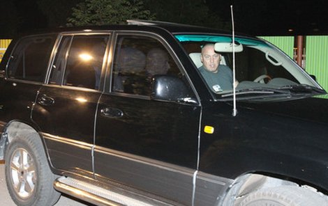 V autě sedí vpravo Pásek, vlevo jeho kumpán »Monti« Horák.