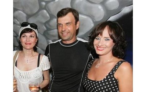V baru, který sídlí v domě stíhaného podnikatele Radovana Krejčíře, se objevily i hvězdy Ordinace v růžové zahradě Simona Postlerová, Petr Rychlý a Daniela Šinkorová (vlevo).