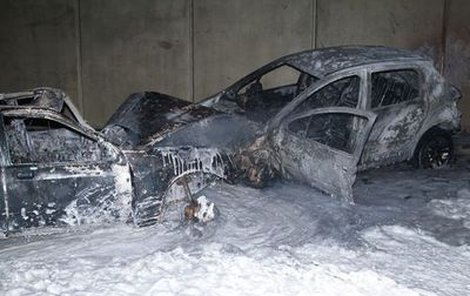 V brněnském tunelu uhořel ve fordu řidič, jemuž viník nehody nepomohl. 