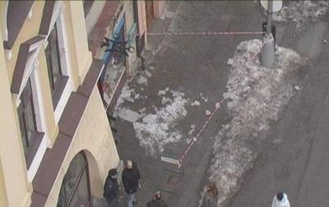 V centru Hranic na Moravě spadl velký rampouch na dítě