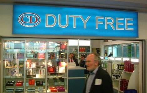 V duty free shopech na pražském letišti raději nenakupujte. O zboží byste mohli při přestupu snadno přijít.