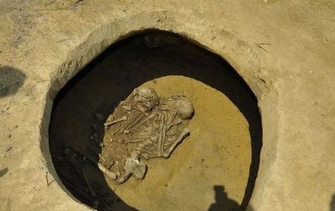 V  hrobě byla pohřbena matka objímající dítě.