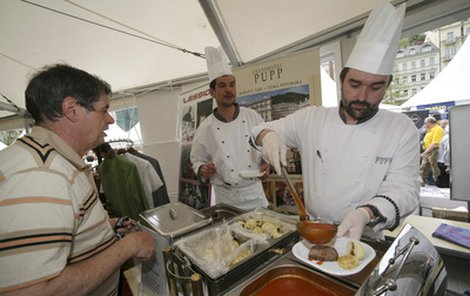 V Karlových Varech soutěžilo 15 kuchařských týmů.