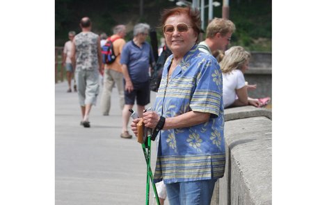 V lázních si Jiřina Švorcová koupila zelené trekové hole a s nimi chodí každý den na dlouhé procházky. „Jsou skvělé, protože člověka nutí chodit vzpřímeně, a to se mi pak mnohem lépe dýchá.“