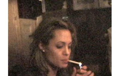 V Meyerově drogovém doupěti si herečka právě zapaluje cigaretu. Bylo jí 24 let a nikdo netušil, že z ní vyroste hvězda.