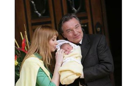 V neděli 30. dubna 2006 v 6.29 se mu narodila třetí dcera, Charlotte Ella. A proč takové jméno? Charlotte v sobě skrývá i jeho vlastní křestní jméno (Charles – Karel). A Ella jako jeho oblíbená jazzová královna Ella Fitzgerald… Gott b
