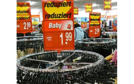 V německých výprodejích pořídíte nákup výrazně levněji než u nás.