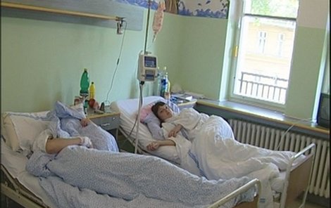 V nemocnici v Ostravě-Porubě se s příušnicemi léčí mladí lidé, kterým hrozí neplodnost.