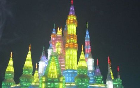 V noci osvětlený ledový chrám hýří pestrými barvami. Návštěvníci se shodují, že je to lepší podívaná než na Silvestra.