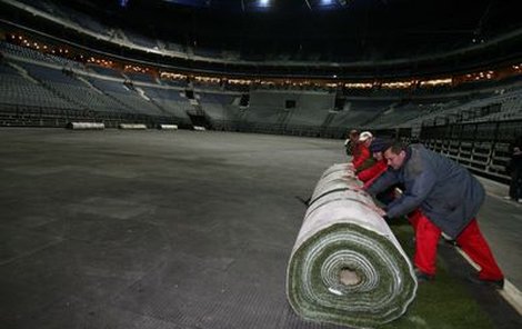 V O2 areně se včera zase rozvinovaly zelené koberce, vznikalo velké fotbalové divadlo.