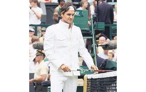 V obleku na Wimbledonu připomínal námořníka. Víc jej ale s armádou nespojuje.