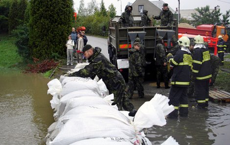 V Ostravě měla armáda a hasiči plné ruce práce se stavěním hrází z pytlů s pískem.