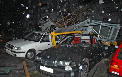 V Otradovické ulici v Praze 4 převrátil poryv větru stavební jeřáb. Stroj se zřítil na čtyři zaparkovaná auta, nikoho nezranil.