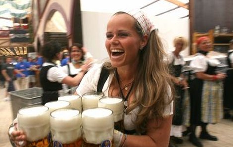 V restauraci často pivo roznášejí ženy, jak je to ale v domácnostech? Tolerují svým partnerům a manželům pivo jako nezbytnou součást života?