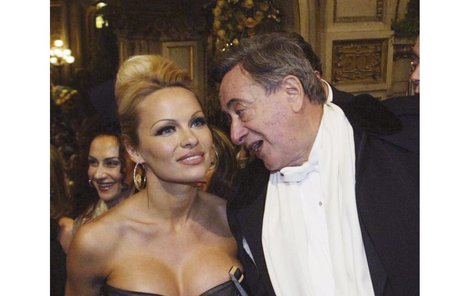 V roce 2003 se hlavní hvězdou vídeňského Plesu v opeře stala sexbomba Pamela Anderson (na snímku s rakouským miliardářem Richardem Lugnerem).
