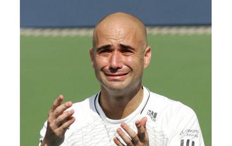 V slzách dojetí se Andre Agassi loučil s kariérou. V závěru zápasu proti Němci Beckerovi už se ani nemohl soustředit na hru.