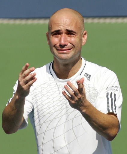V slzách dojetí se Andre Agassi loučil s kariérou. V závěru zápasu proti Němci Beckerovi už se ani nemohl soustředit na hru.