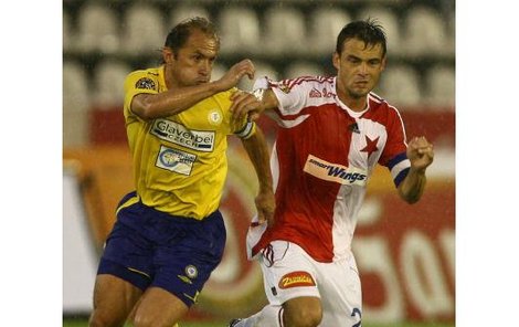 V srpnu proti Slavii Pavel Verbíř (vlevo) hrál. Takhle si to rozdal se slávistickým kapitánem Lukášem Jarolímem. Slavia tehdy vyhrála 3:2.