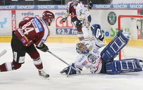 V téhle šanci ještě Jakub Langhammer poslal puk do lapačky, v další už ale Milana Hniličku překonal a položil základ pro výhru Sparty.