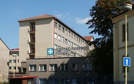 V této nemocnici leží Pavel Nový.