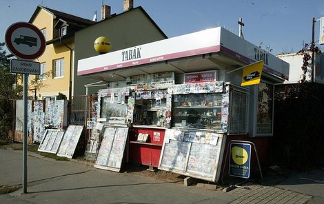 V této traﬁ ce v Praze-Kobylisích ozbrojený lupič narazil na prodavače, který se ho nezalekl. A pořádně na to doplatil! 