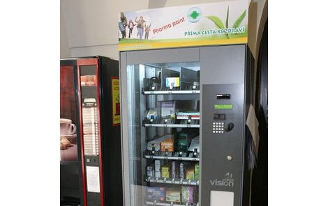 V tomto automatu si teď poslanci mohou koupit přípravek na erekci.