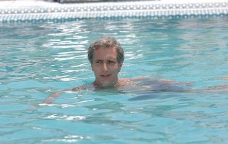 V Tunisku, kde natáčel kriminální komedii Prachy dělaj člověka, si Tomáš také užíval hotelového bazénu.