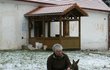 Václav Chaloupek se srnečkem u své hájovny. Václav Chaloupek se srnečkem u své hájovny.
