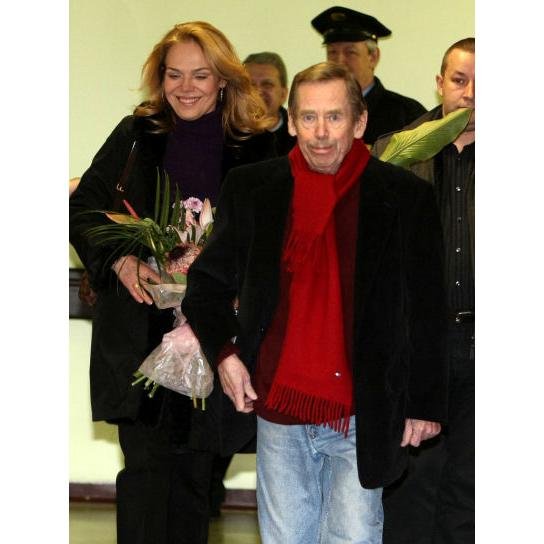 Václav Havel a Dagmar Havlová při odchodu z nemocnice.