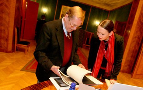 Václav Havel se Zuzanou Stivínovou se nad Magnesií začetli do knihy roku, Bohemie Jana Reicha.