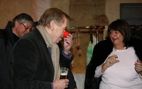 Václav Havel si vyzkoušel klaunský nos.