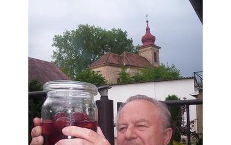 Václav Jaroš ukazuje kompot starý 54 let. Na víku kompotu jsou patrné zbytky letopočtu 1952.