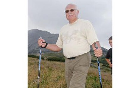 Václav Klaus při výstupu propotil triko!