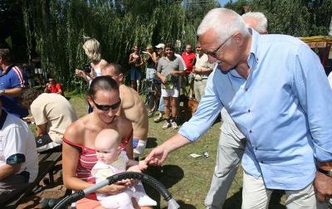 Václav Klaus si na volejbalovém turnaji dobře rozuměl s miminkem.