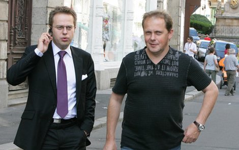 Václav Moravec (vlevo) a ředitel TV Nova Petr Dvořák. 