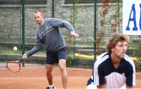 Václav Prospal a Jaroslav Nedvěd patřili k největším favoritům včerejšího tenisového turnaje.