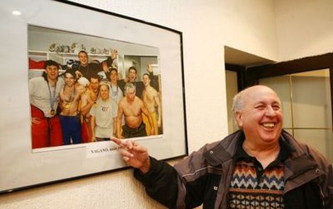 Václav Šašek pyšně ukazuje na obrázek takřka kompletní sestavy litvínovských olympijských šampionů. „Tady je nás devět, chybí jen Petr Svoboda. Ten měl loket nadranc a skákal kolem něj doktor,“ vysvětluje 63letý doyen.