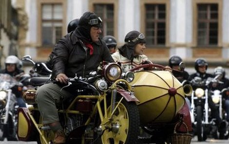 Václav Slovák je na svůj motocykl z roku 1927 patřičně hrdý.