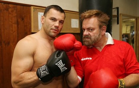 Václav Upír Krejčí trénuje s našim nejlepším profesionálním boxerem Romanem Kracíkem.
