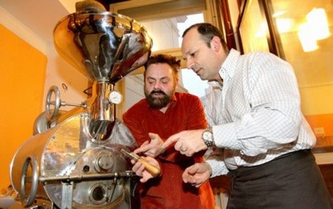 Václav Upír Krejčí (vlevo) nyní navštěvuje Školu kávy, kterou vede evropský barista a kávový mág Roberto Trevisan.