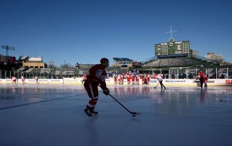 Válečník Hudler při prosluněném tréninku na Wrigley´s Field.