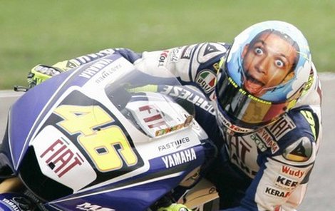 Valentino Rossi předvedl světu novou helmu se svým portrétem.