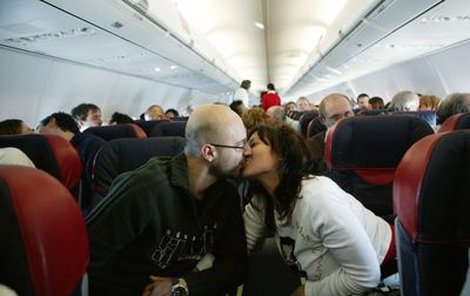 Valentýnské líbání si na palubě letadla do Říma užily všechny zamilované páry.