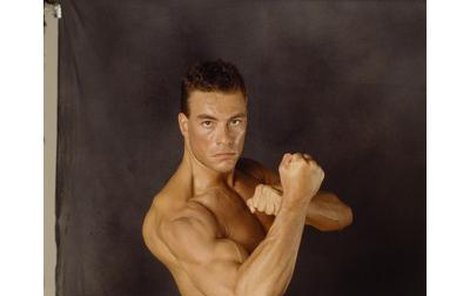 Van Damme navrhl především maskáče a džínové kalhoty, ale i upnutá trička. A takhle své modely předvádí.