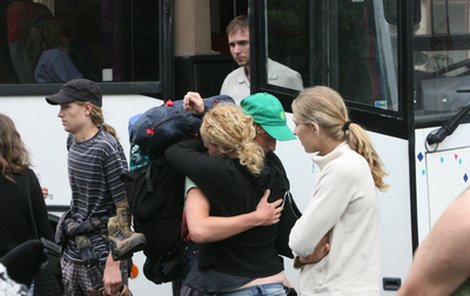 Včera odpoledne přivezl studenty domů náhradní autobus. Gymnazisty tragická smrt spolužáka zdrtila.