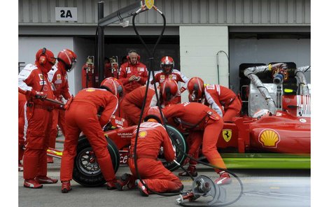 Včera se ještě snažili mechanici Ferrari během kvaliﬁ kace formule 1, příští rok už by to mohlo být v soutěži s úplně jiným názvem.