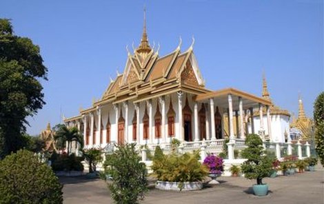 Vchod do kambodžského královského paláce je přímo z ulice.