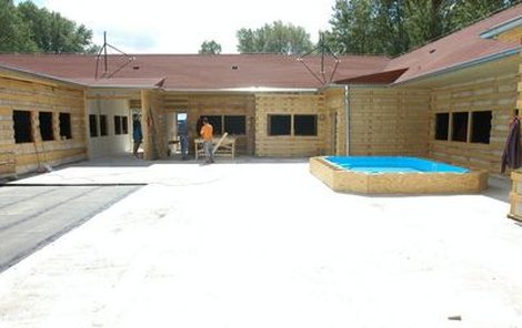 Ve vile už se dokončují poslední stavební úpravy a pro VyVolené se připravuje i bazén.