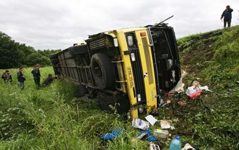 Ve zdemolovaném autobusu našla smrt devětačtyřicetiletá žena. 